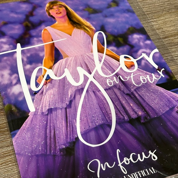 2023 TAYLOR SWIFT ON TOUR In FOCUS 14 A3 Posters 4 A2 PORTRAITS Frameable SEALED - Picture 3 of 7